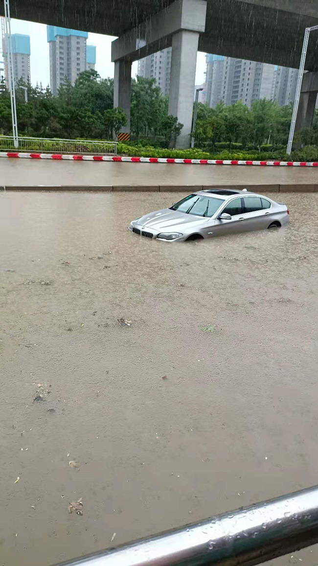 河南暴（bào）雨無情人有情